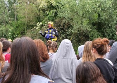 Un volontario spiega ai ragazzi delle scuole le fasi di una ricerca di un disperso