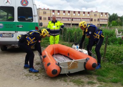 la prima squadra metterà il battello in acqua per garantire la sicurezza degli altri operatori